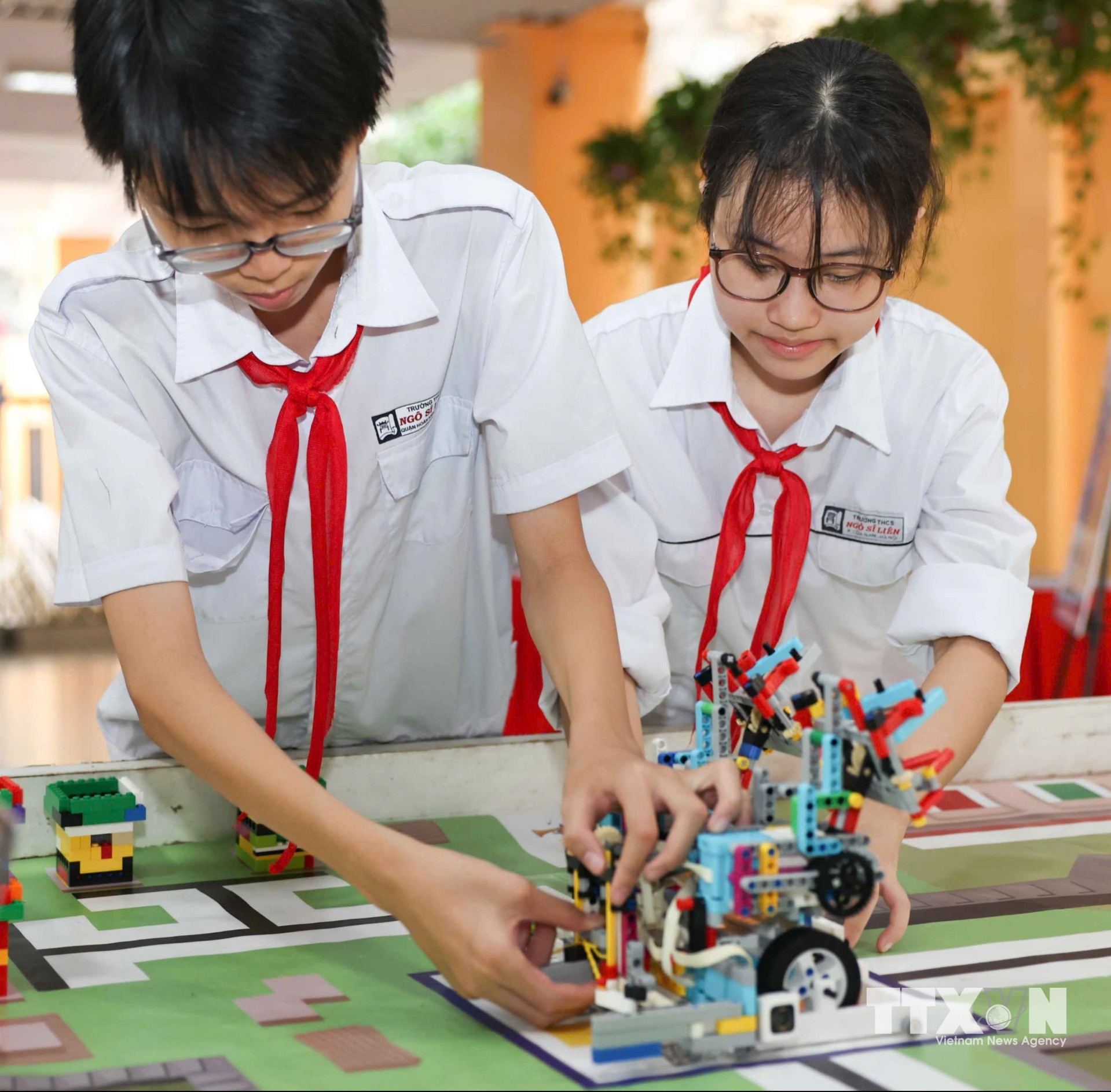 Học sinh cùng lập trình, thiết kế robot. (Ảnh: Thanh Tùng/TTXVN)